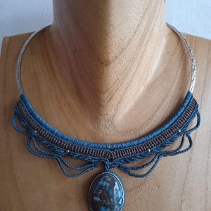 Torque chrysocolle tissé avec la technique du micro macramé