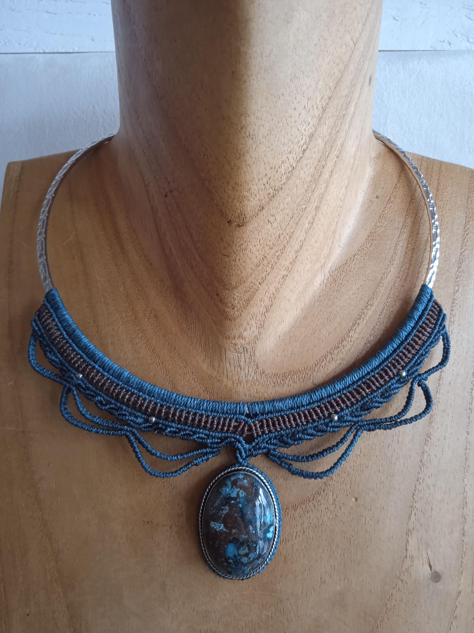 Torque chrysocolle tissé avec la technique du micro macramé