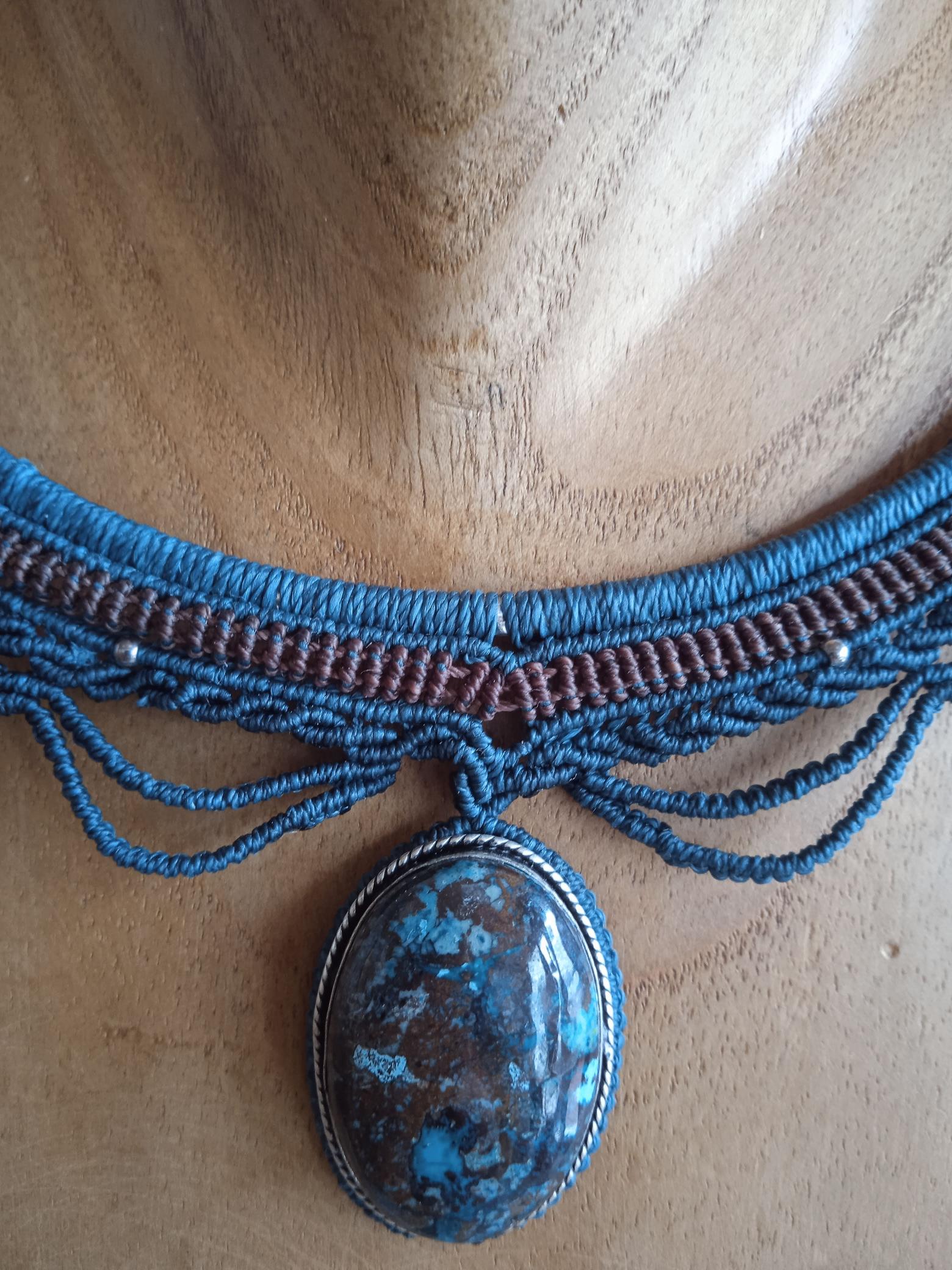 Torque chrysocolle tissé avec la technique du micro macramé