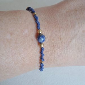 Bracelet micro macramé spiral réglable avec perles laiton et fil polyester ciré - Au fil de ma créativité