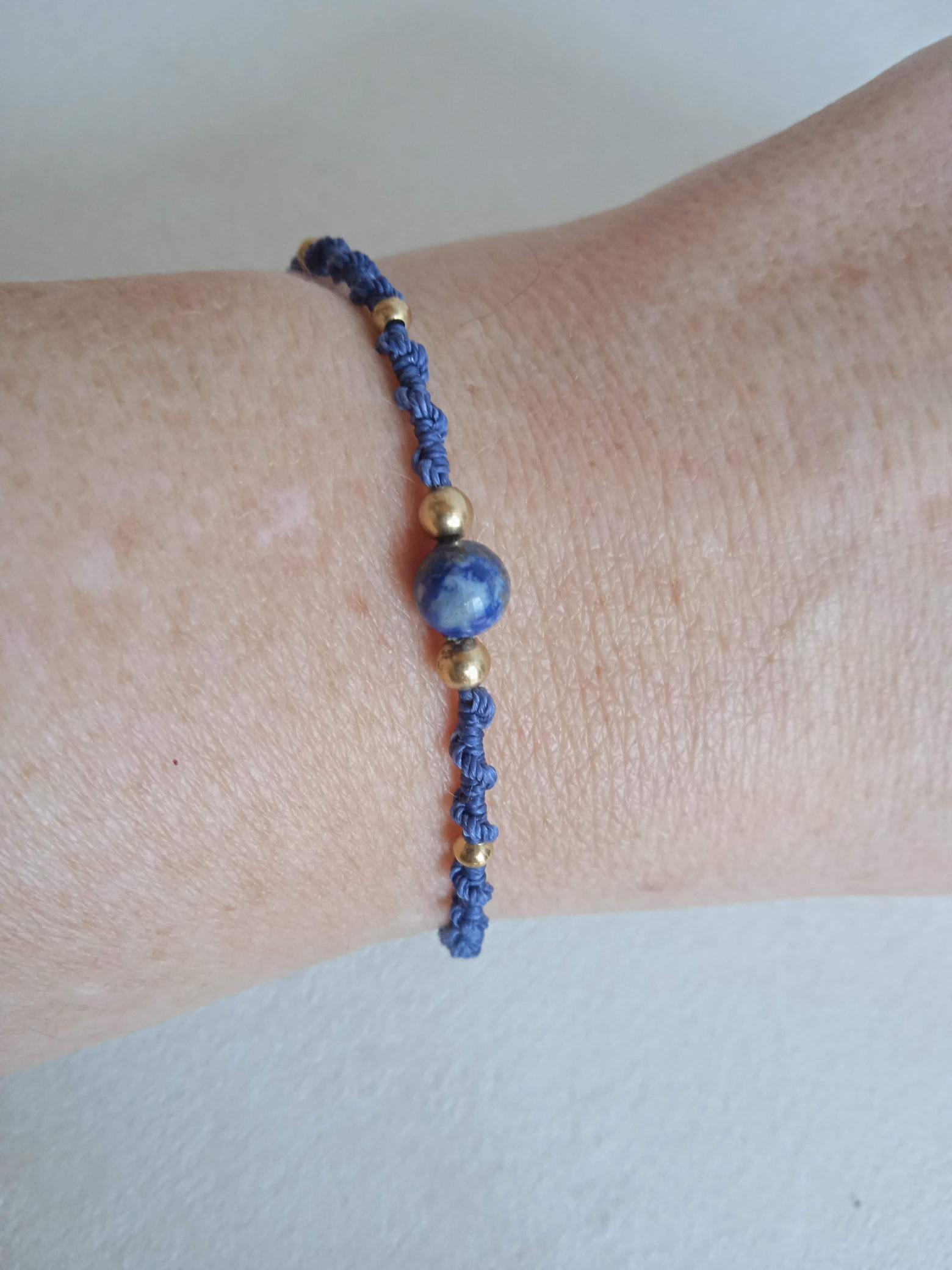 Bracelet micro macramé spiral réglable avec perles laiton et fil polyester ciré - Au fil de ma créativité