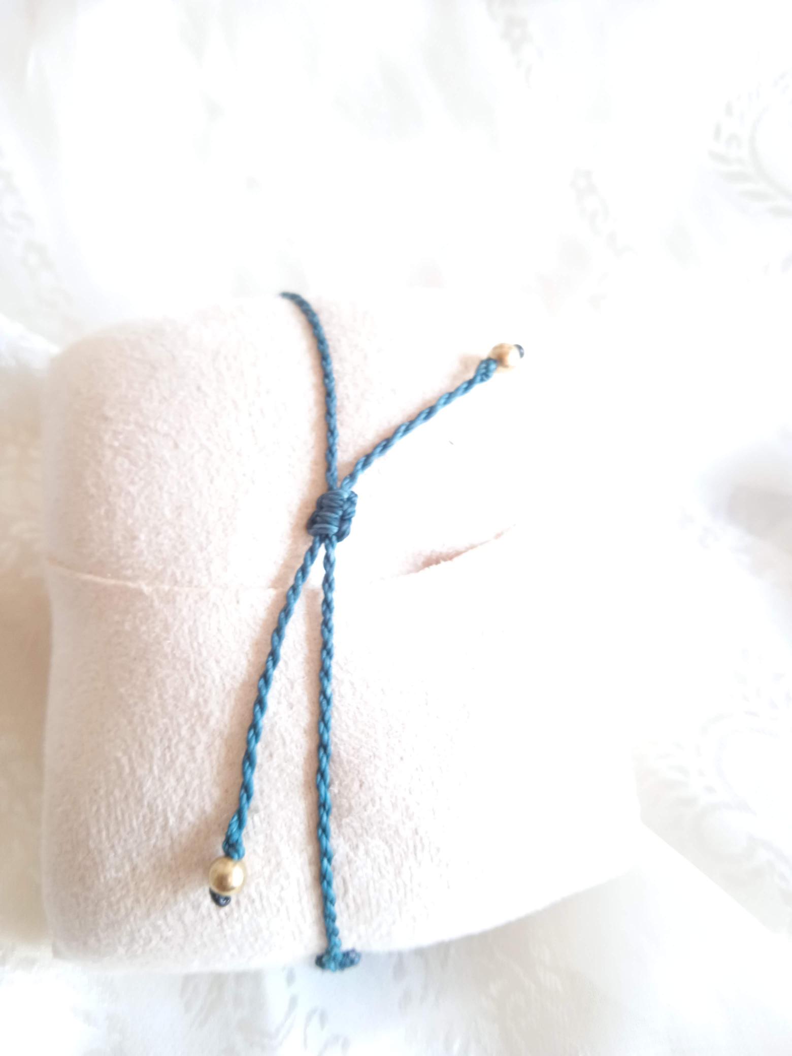 Bracelet micro macramé spiral réglable avec perles laiton et fil polyester ciré - Au fil de ma créativité