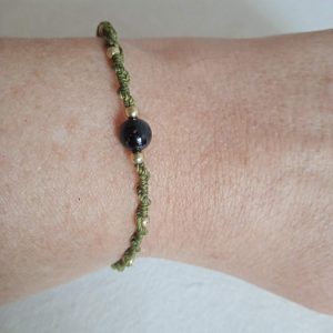 bracelet-micro-macramé-spriral-kaki