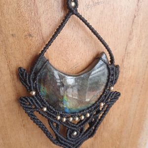Pendentif lune en labradorite, tissé à la main avec la technique du micro macramé