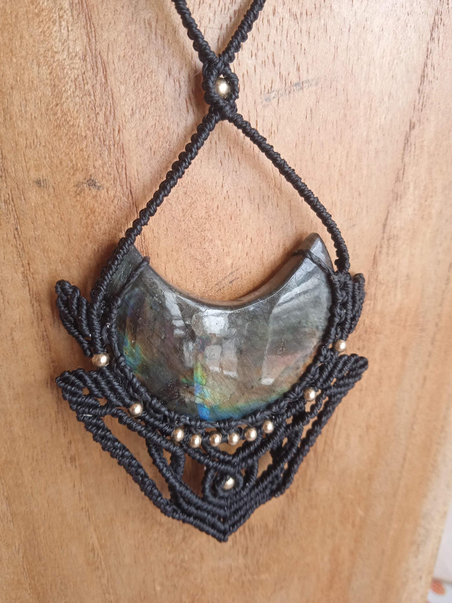 Pendentif lune en labradorite, tissé à la main avec la technique du micro macramé