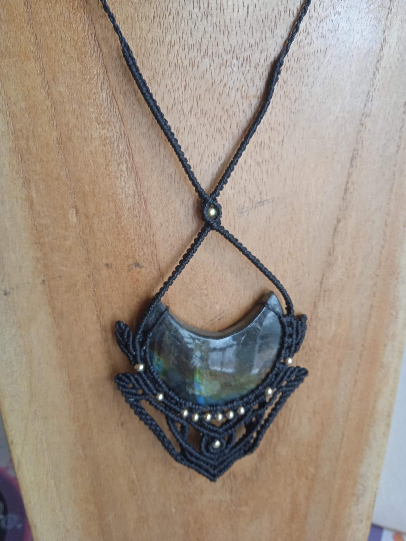 Pendentif lune en labradorite, tissé à la main avec la technique du micro macramé