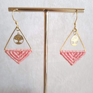 Boucles d'oreilles arbre saumon irisé en micro macramé