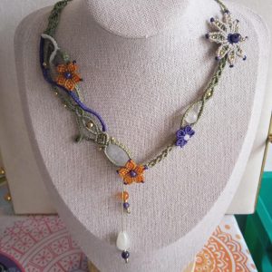 Collier fleurs micro macramé