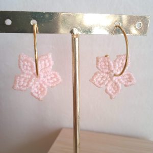 Créole fleurs rose irisé en micro macramé