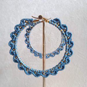 Grandes créoles bleu turquoise en micro macramé