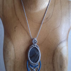 pendentif labradorite tissé avec la technique du micro macramé