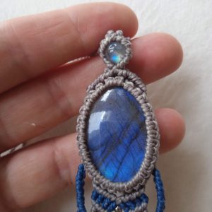 pendentif labradorite tissé avec la technique du micro macramé